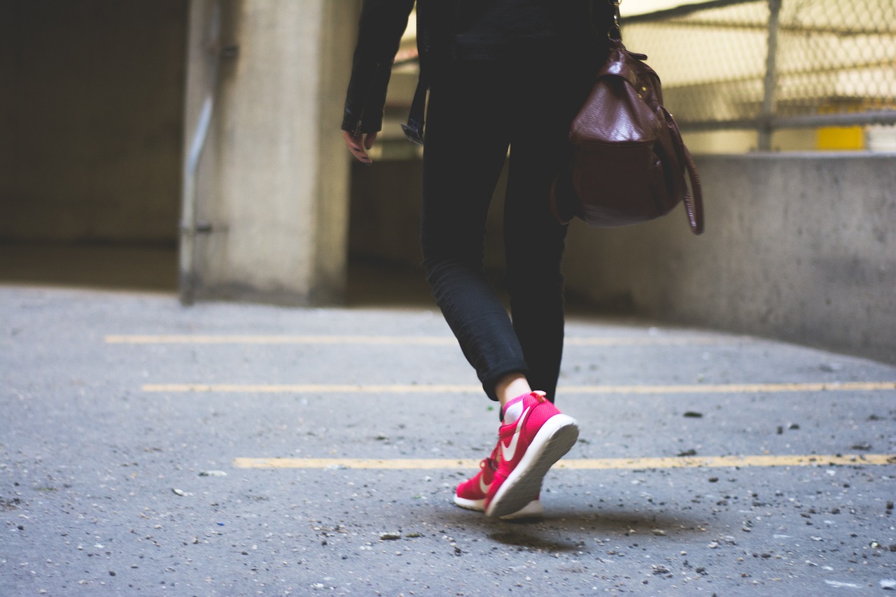 Jakie Nike polecamy dla dziewczyny do chodzenia i biegania? Najmodniejsze modele damskich butów Nike