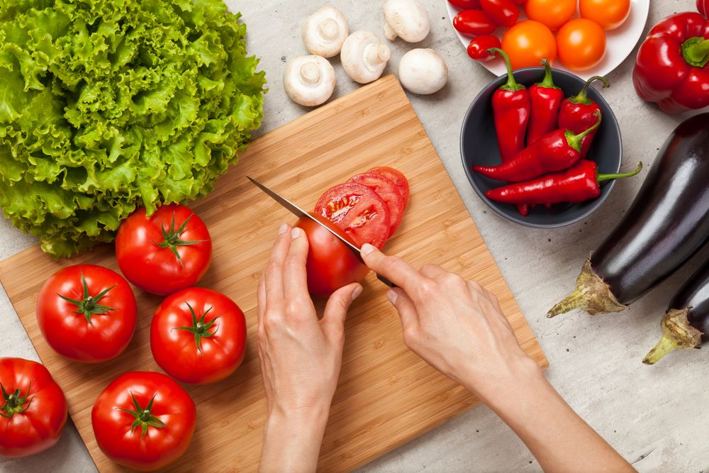 Które warzywa gotować, a które można jeść na surowo?