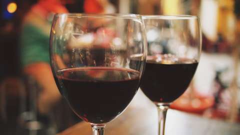 Podawanie wina w restauracji