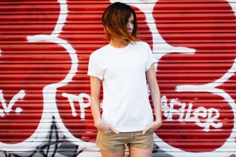 Stylowy t-shirt damski – pomysły na luźne stylizacje